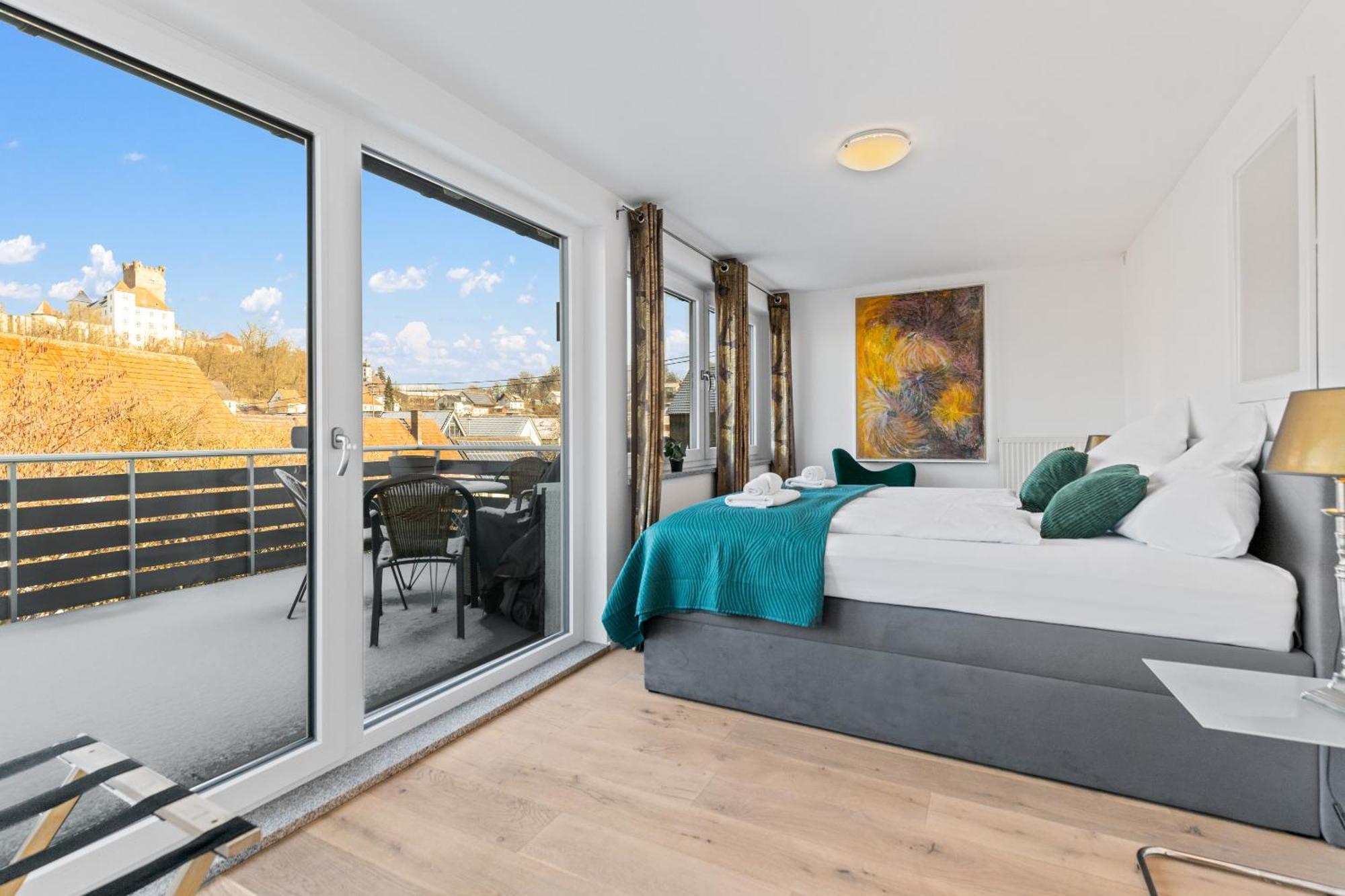 Goldcream - Modern - Netflix - Free Parking Guenzburg