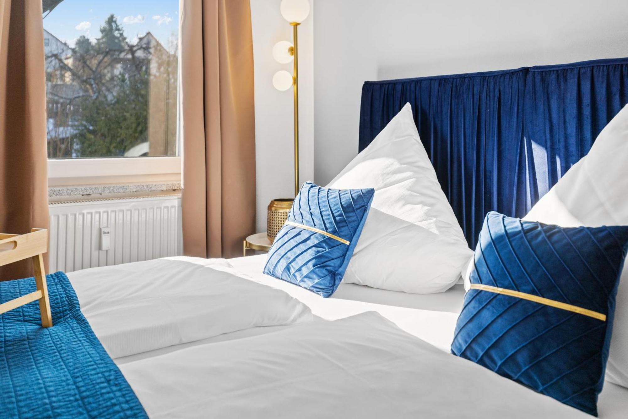 Goldcream - Modern - Netflix - Free Parking Guenzburg