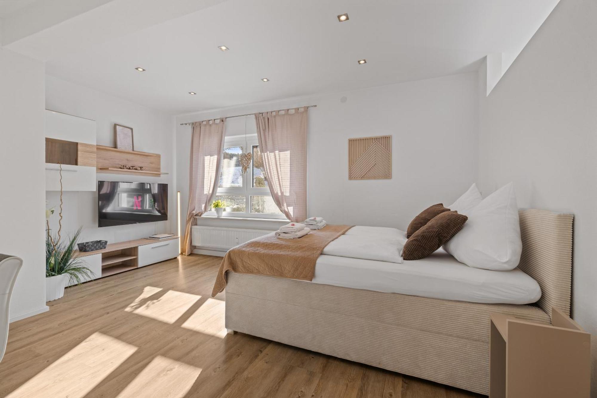 Goldcream - Modern - Netflix - Free Parking * Guenzburg