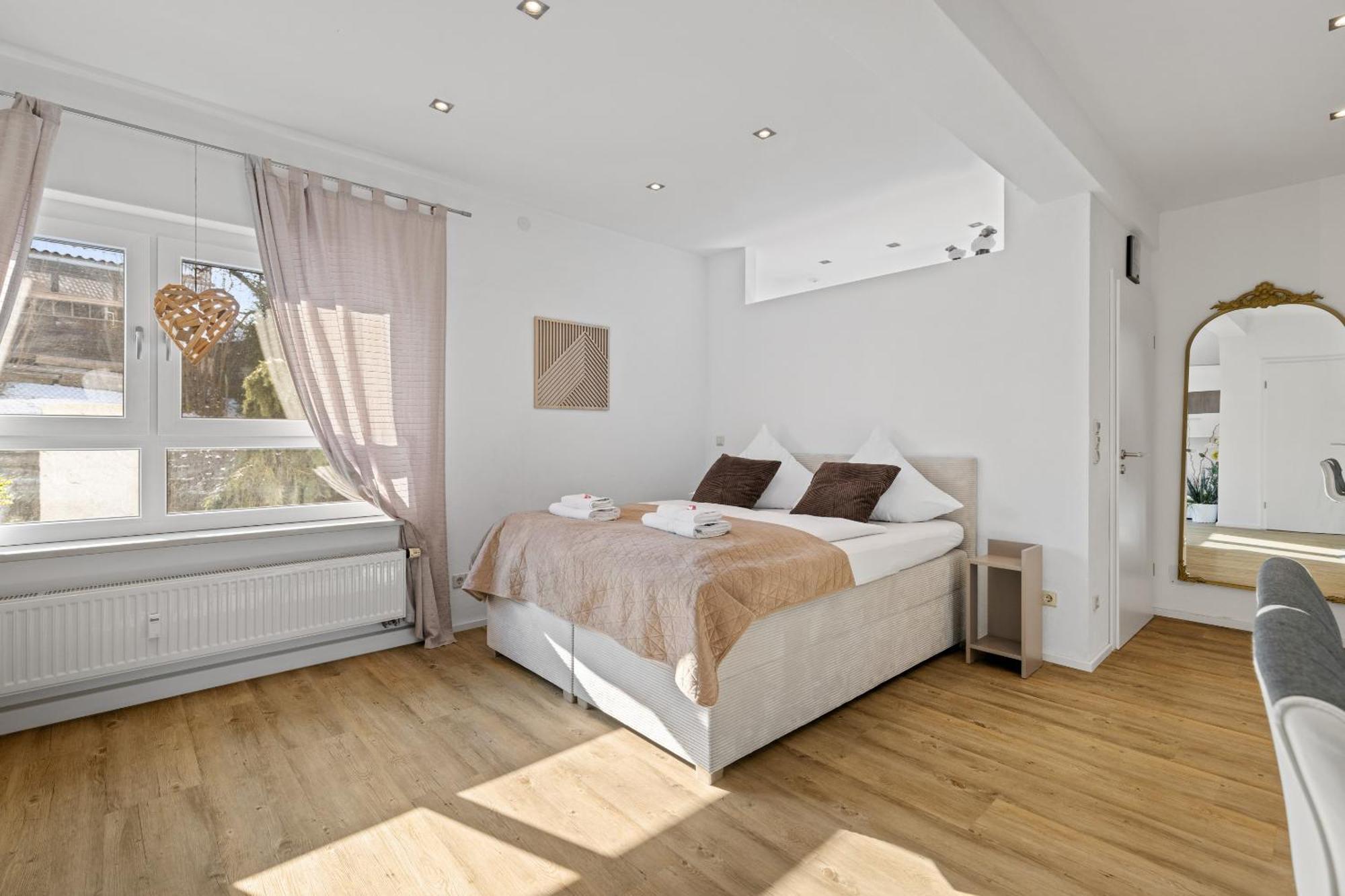 Goldcream - Modern - Netflix - Free Parking Guenzburg